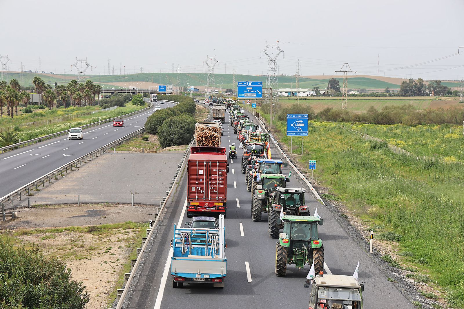 Imágenes de la multitudinaria tractorada de los agricultores en Huelva