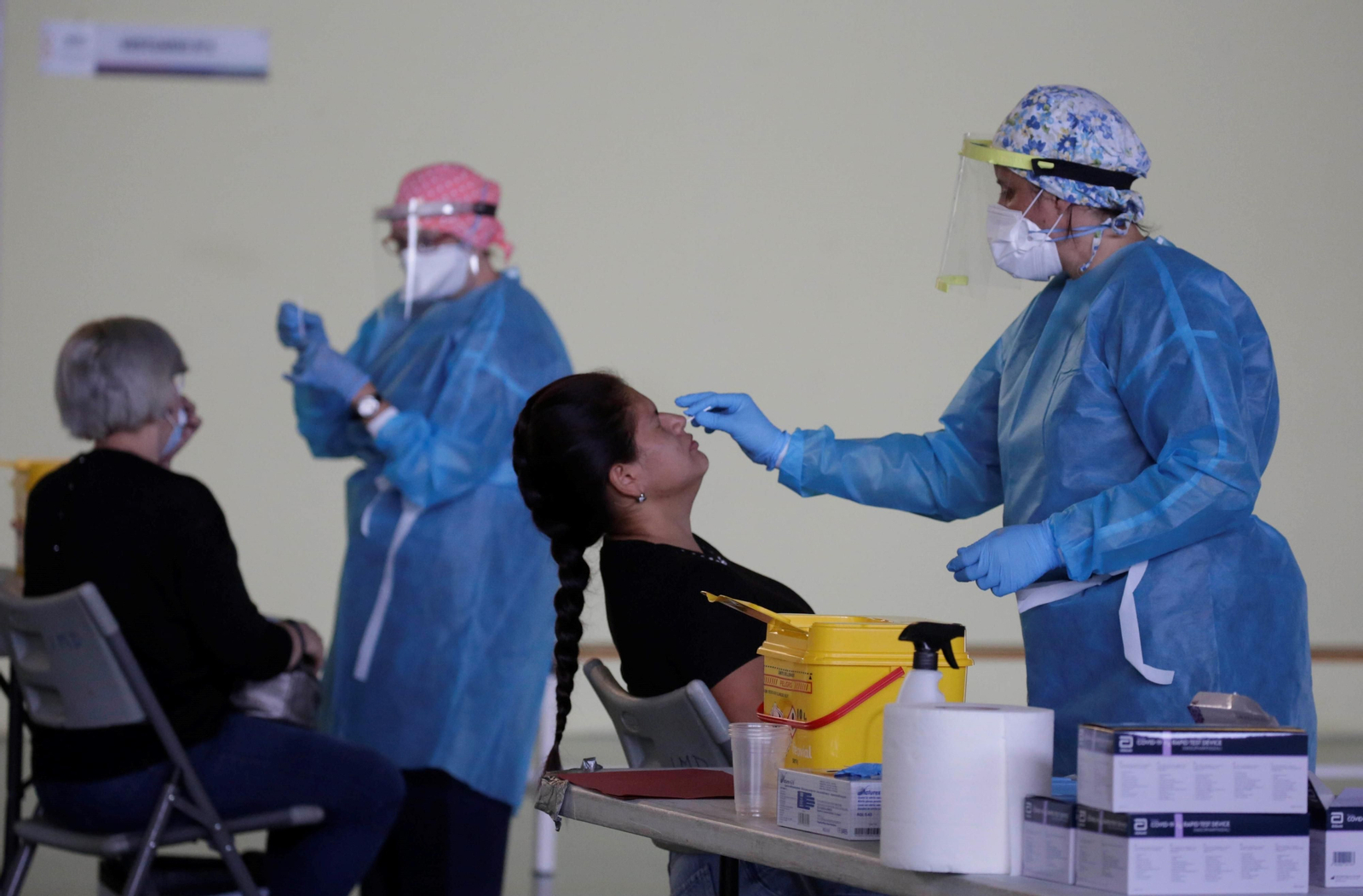 Una profesional sanitario recoge una muestra a una de las voluntarias.