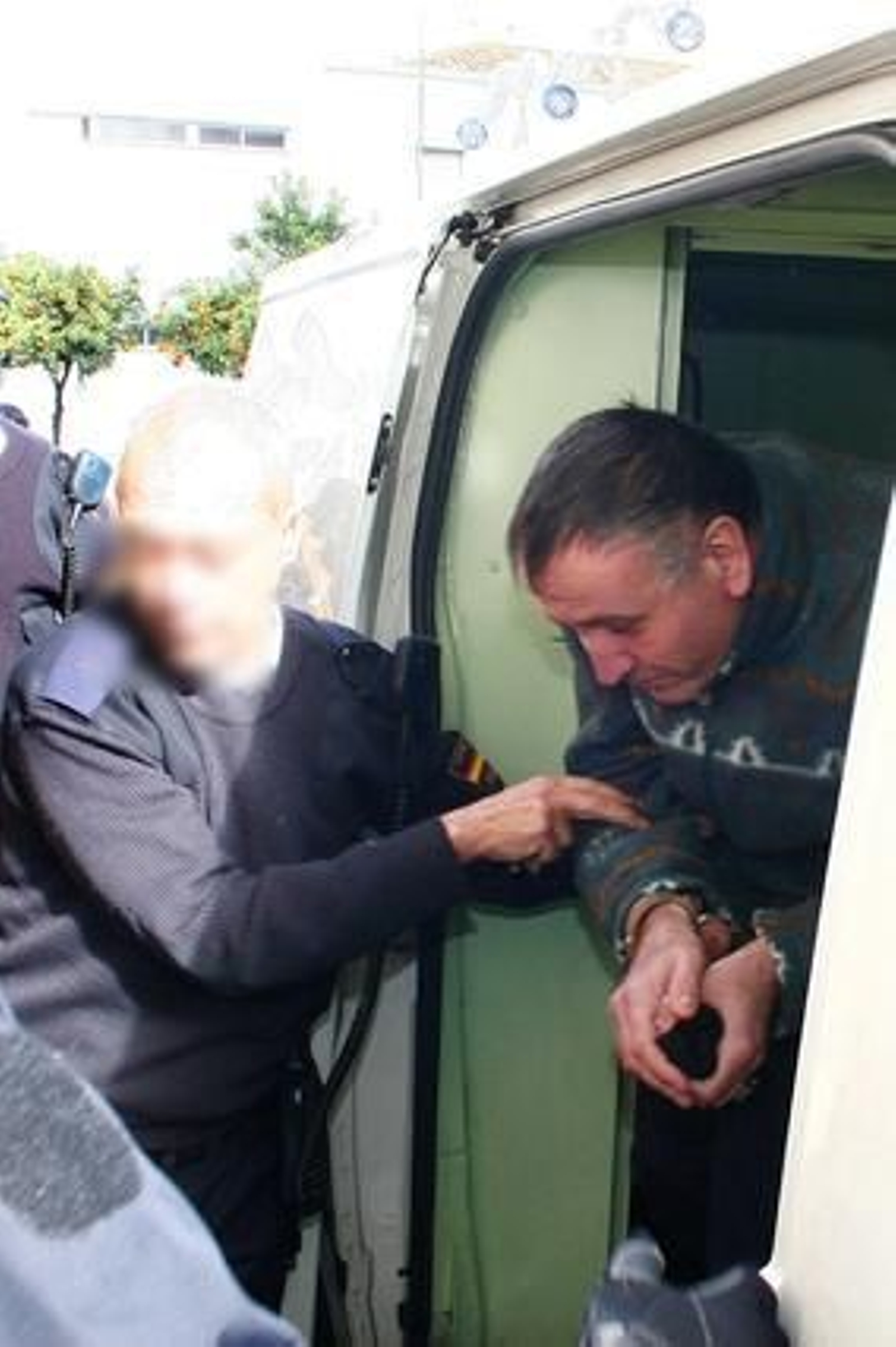 Santiago del Valle bajando del vehículo policial.

Foto: Alberto Dominguez