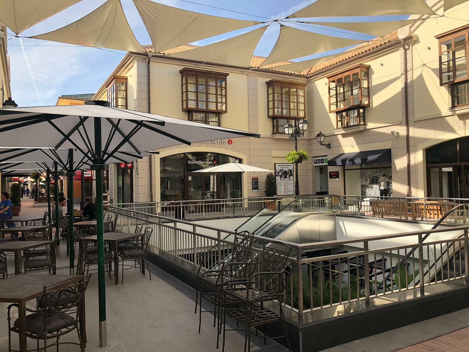 Fotos del 'outlet' del Plaza Mayor en Málaga