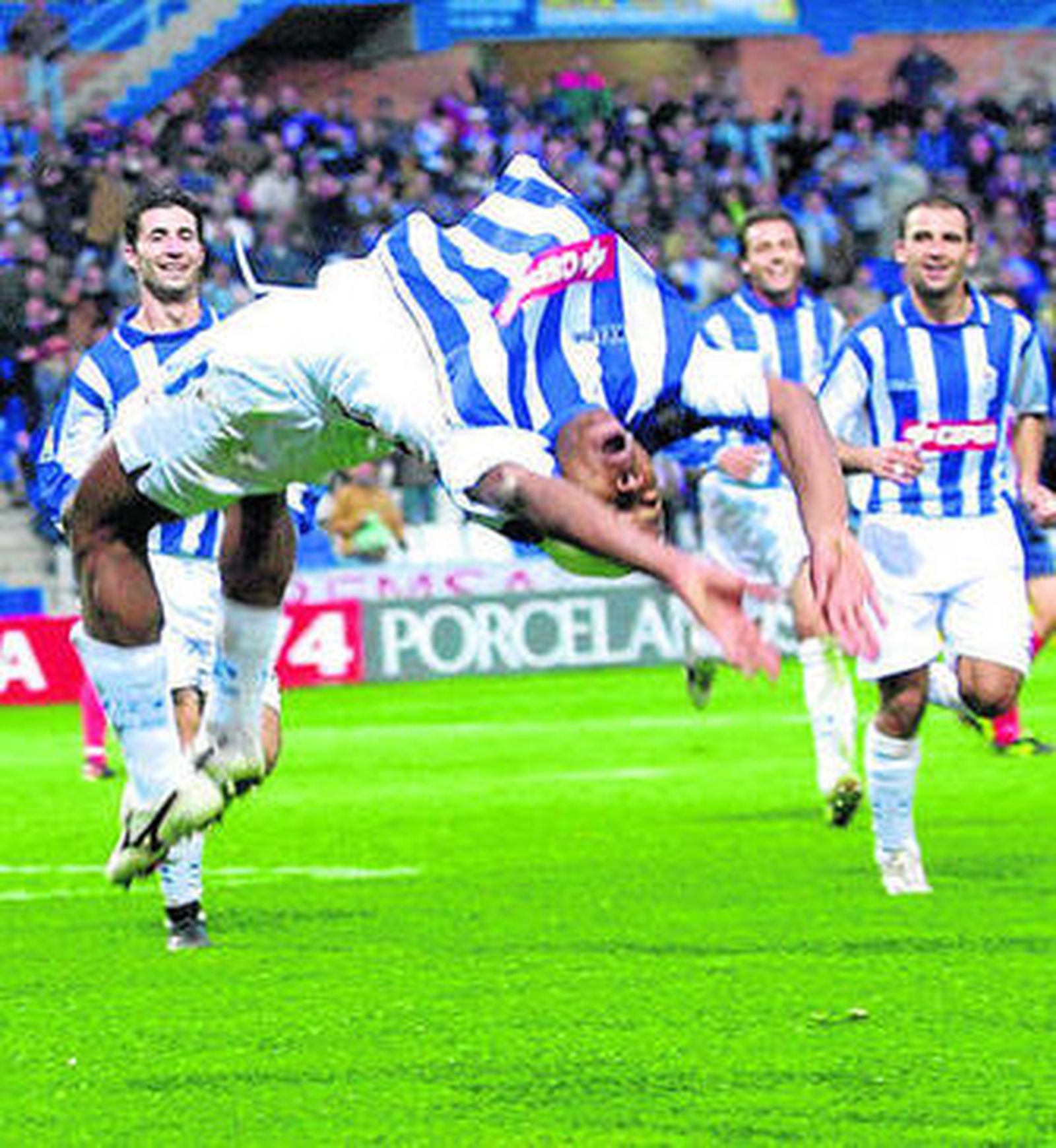 Uche celebra un gol con el Recreativo con una de sus clásicas volteretas.