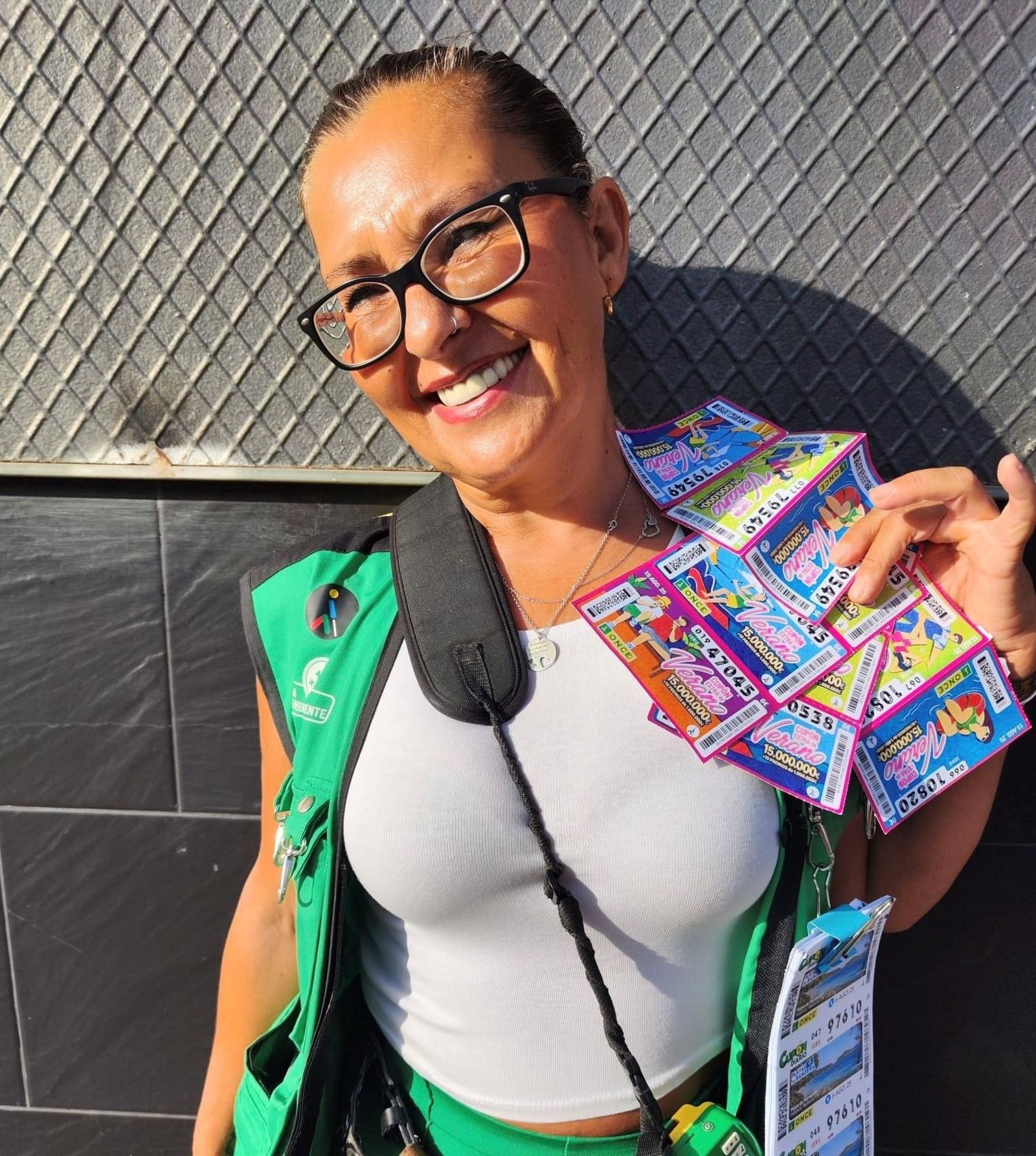 Cinta Márquez posa con los cupones.