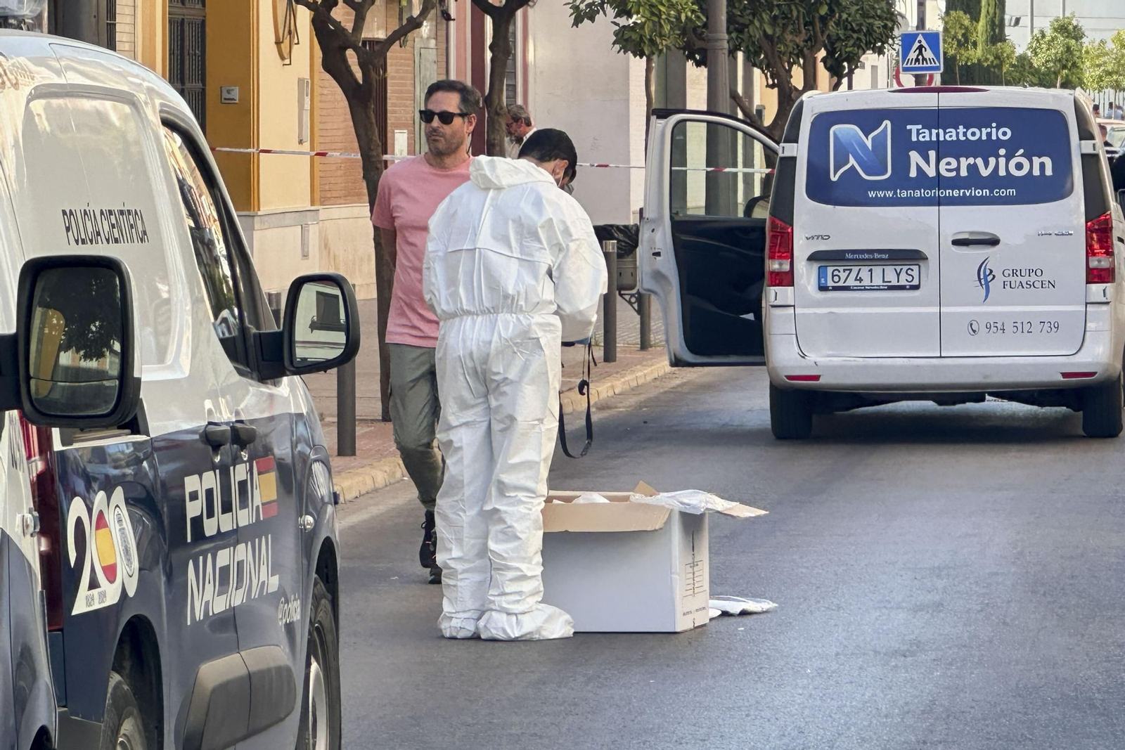 En imágenes, los momentos posteriores al asesinato en Dos Hermanas