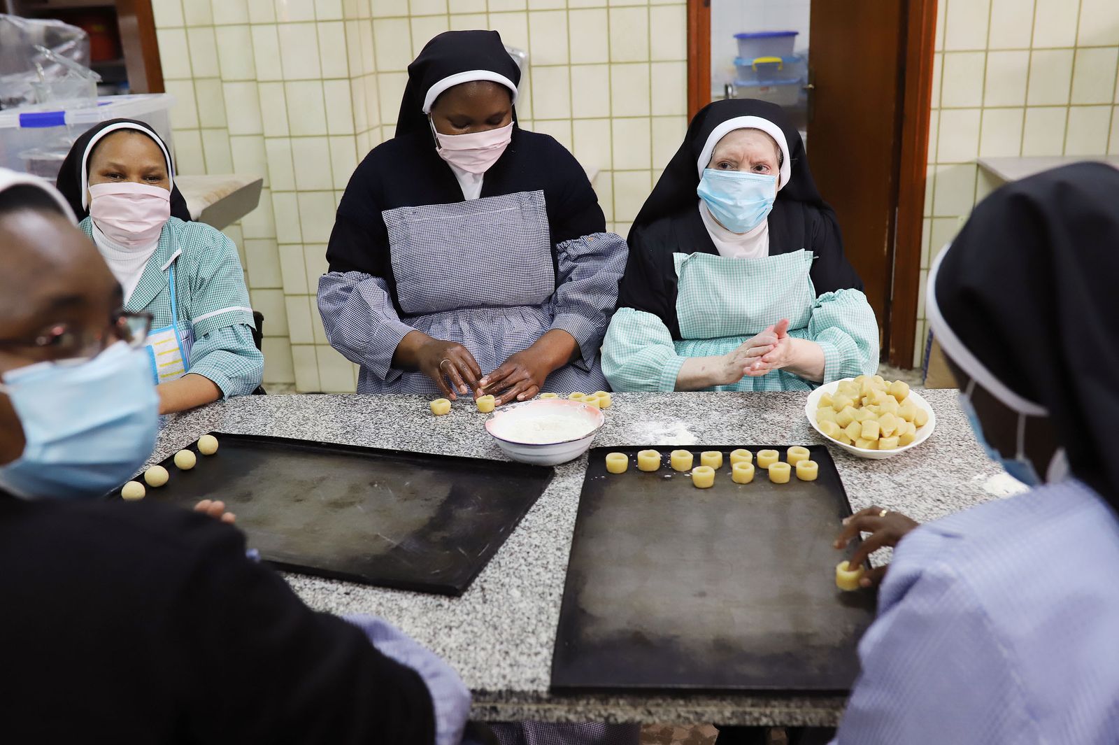 Las hermanas de Santa Rita preparan dulces a domicilio en Jerez