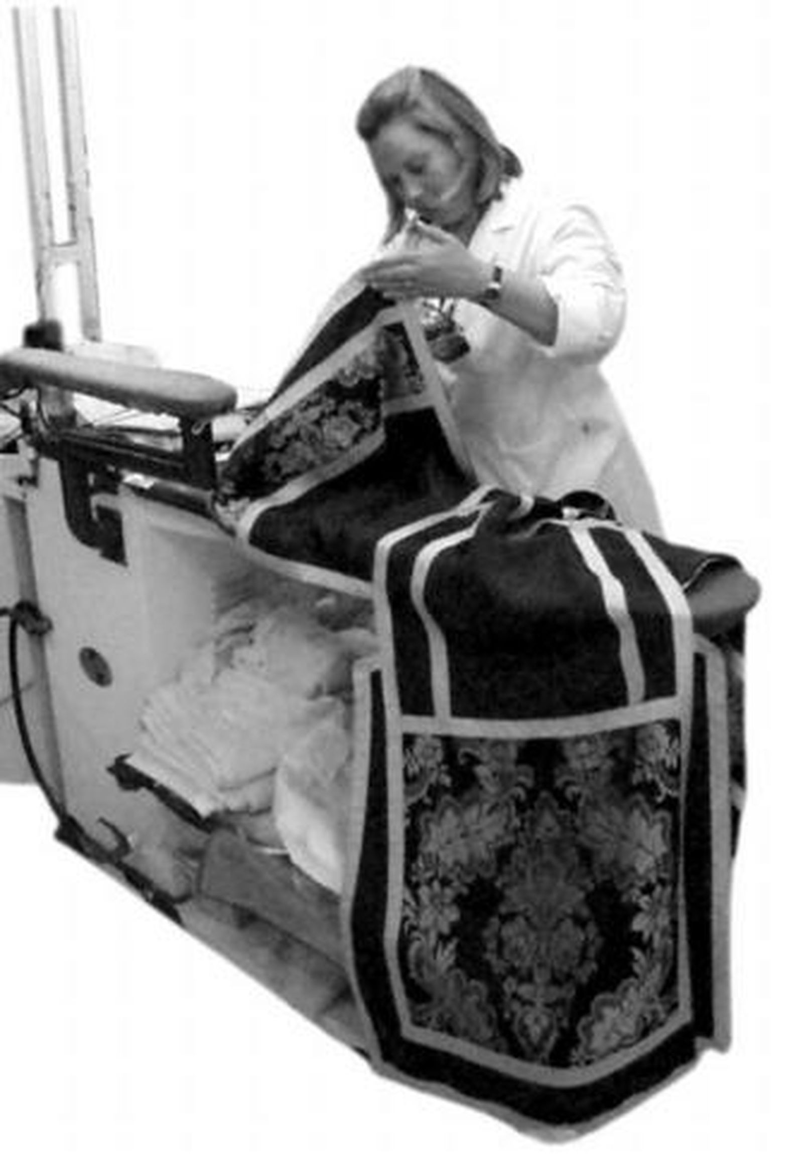 Marta cuelga las capas y túnica, una vez lavadas y planchadas.