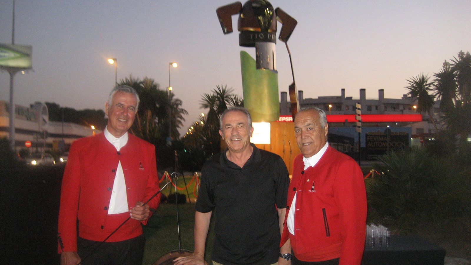 El autor del artículo el día de la inauguración del monumento al Tío Pepe.