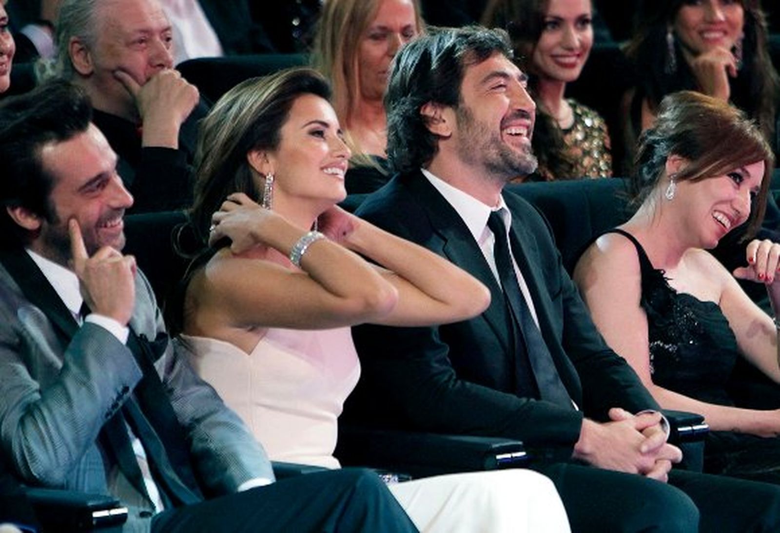 Bardem y la Duquesa de Alba, entre los mejores vestidos del mundo