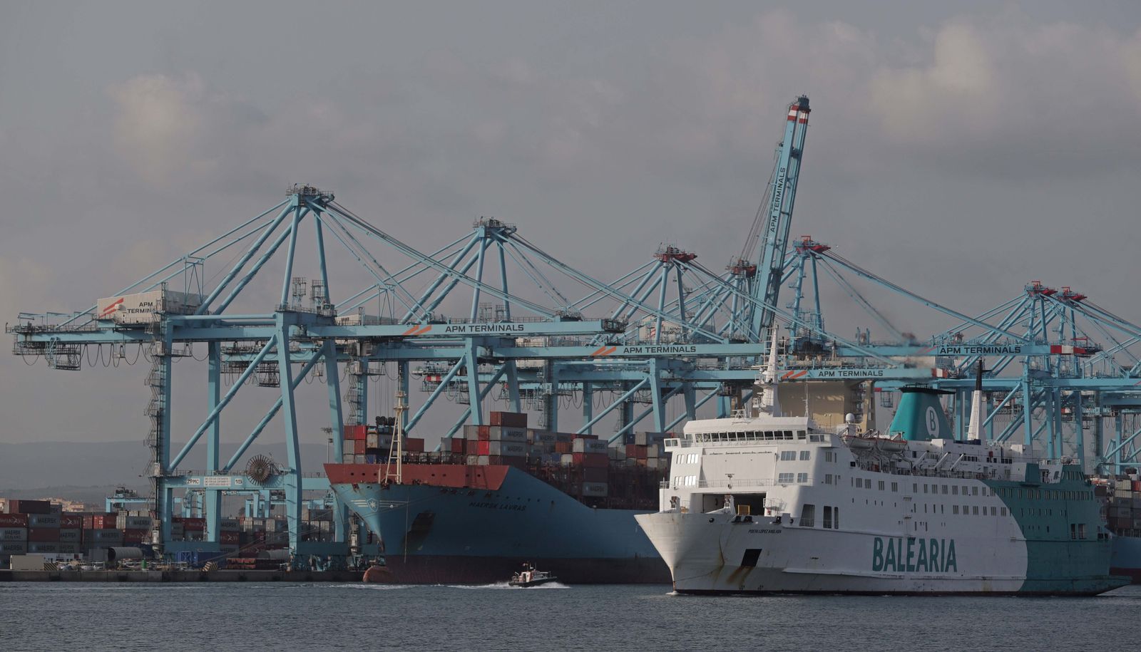 Dos barcos en el Puerto de Algeciras.