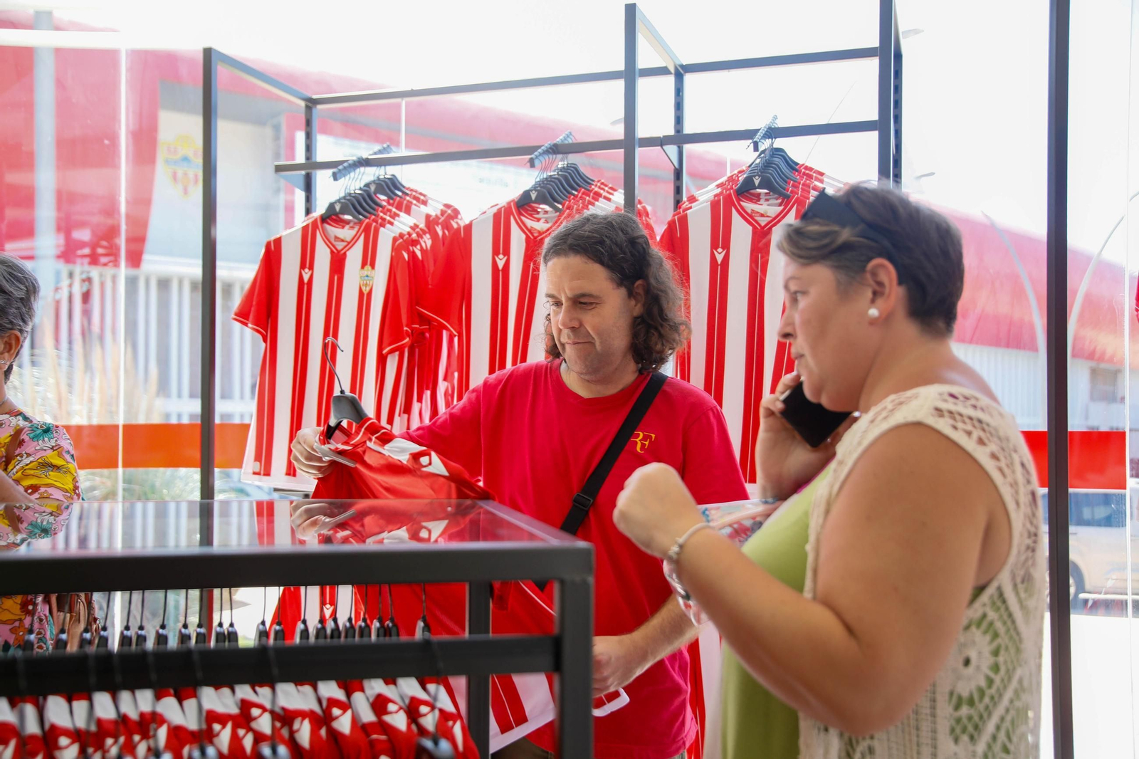 Las imágenes de la campaña de abonos de la UDA y apertura de la tienda del club