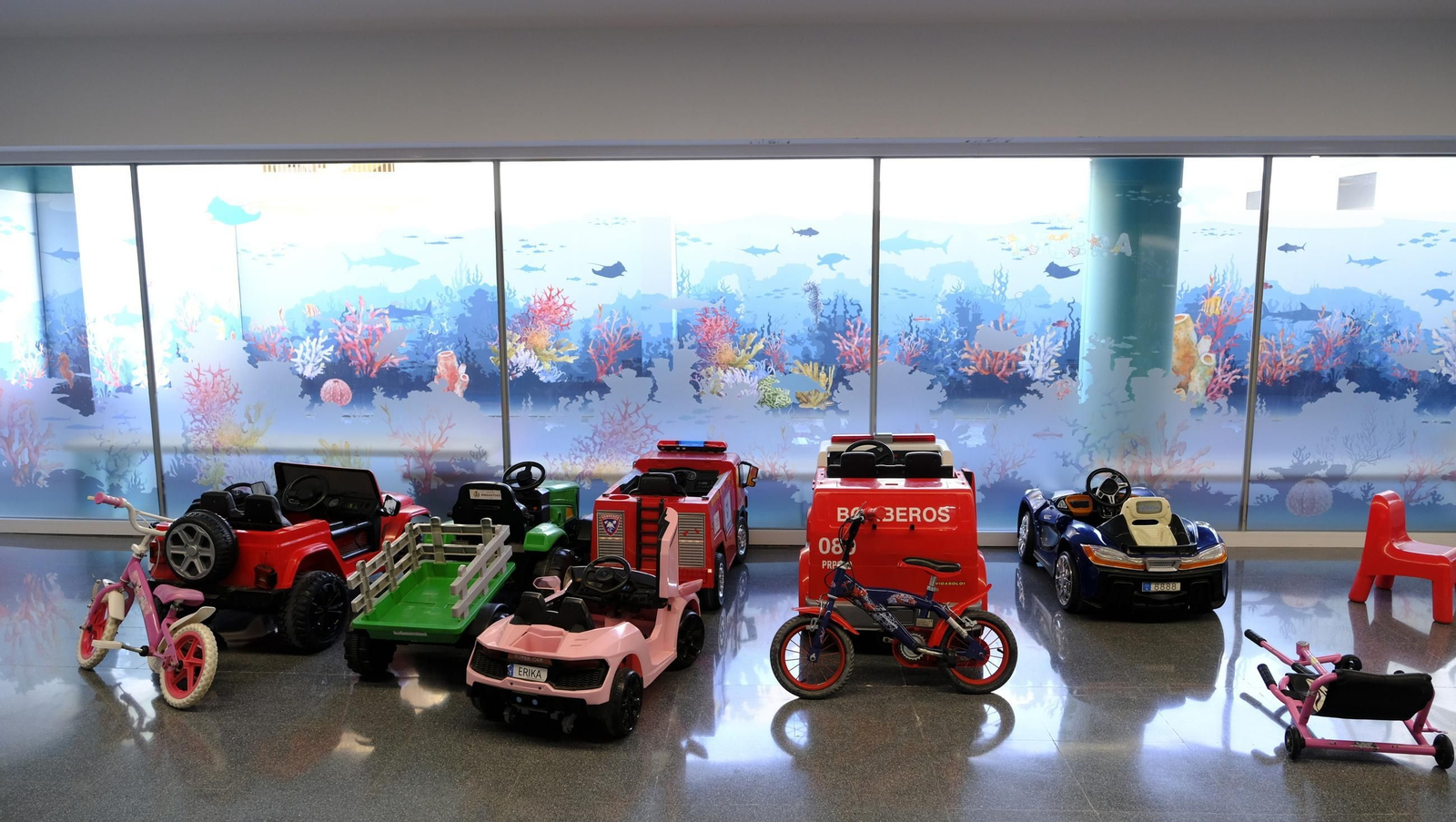 Las imágenes de la visita de los jugadores del Almería a los niños de Torrecárdenas