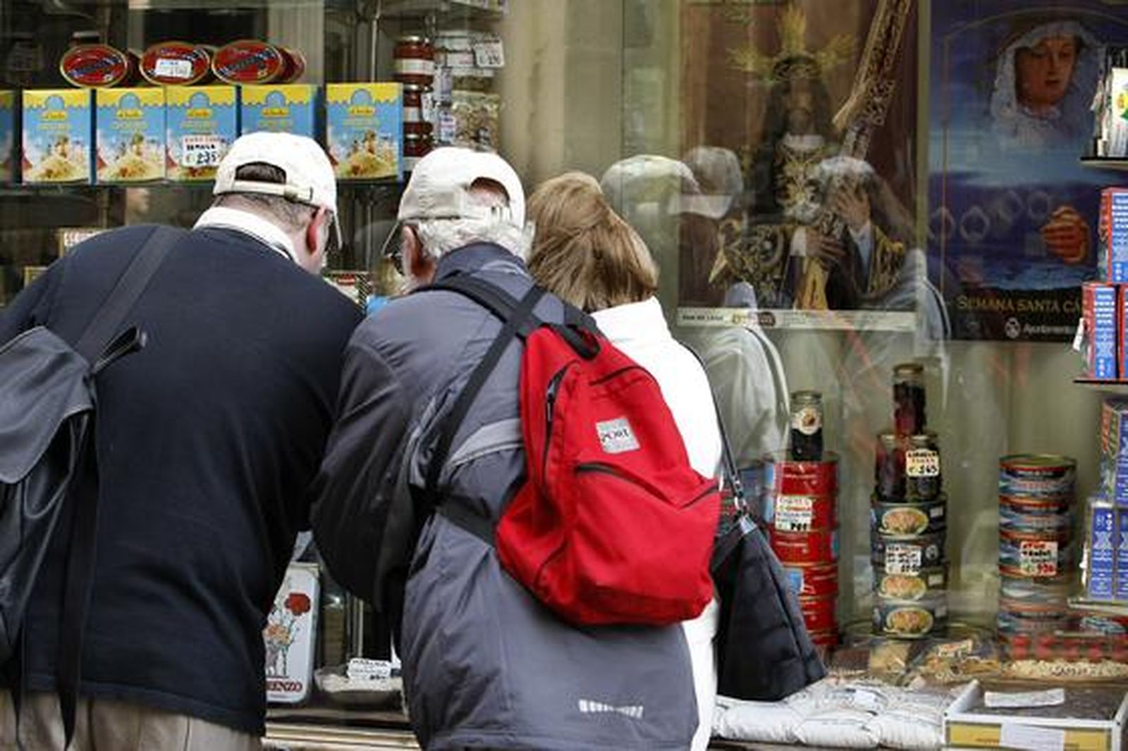 Unos 3.000 cruceristas visitan Cádiz con las escalas del ´Eurodam´ y ´Le Diamant´ en el mes por excelencia de los cruceros. 

Foto: Jose Braza