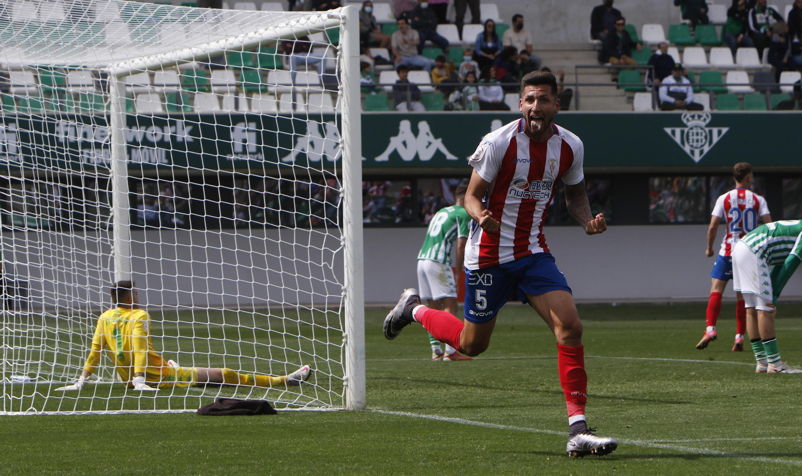 Mariano festeja el 2-3 del Algeciras en Sevilla.
