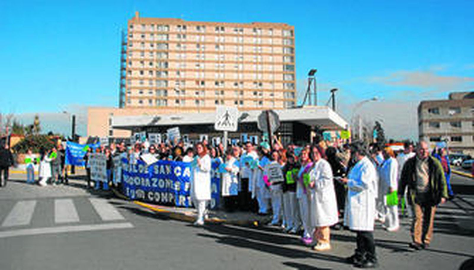 Reciente concentración de la plataforma de San Carlos, a las puertas del centro sanitario militar.