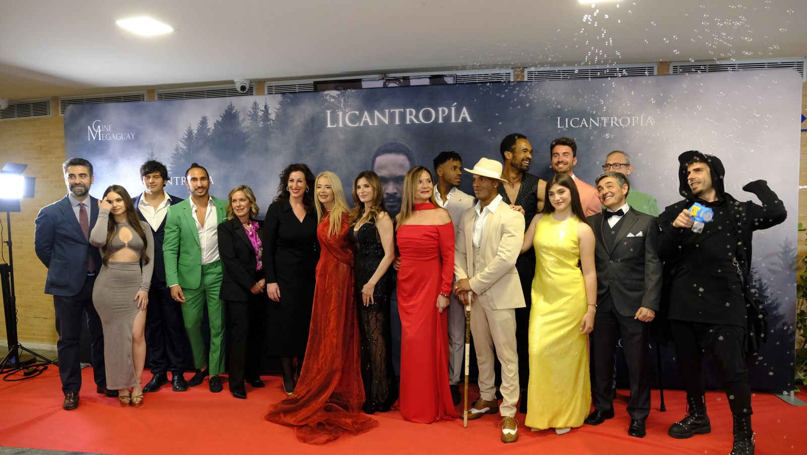 María del Mar Vázquez y Nieves Gómez con el elenco de la película ‘Licantropía’.