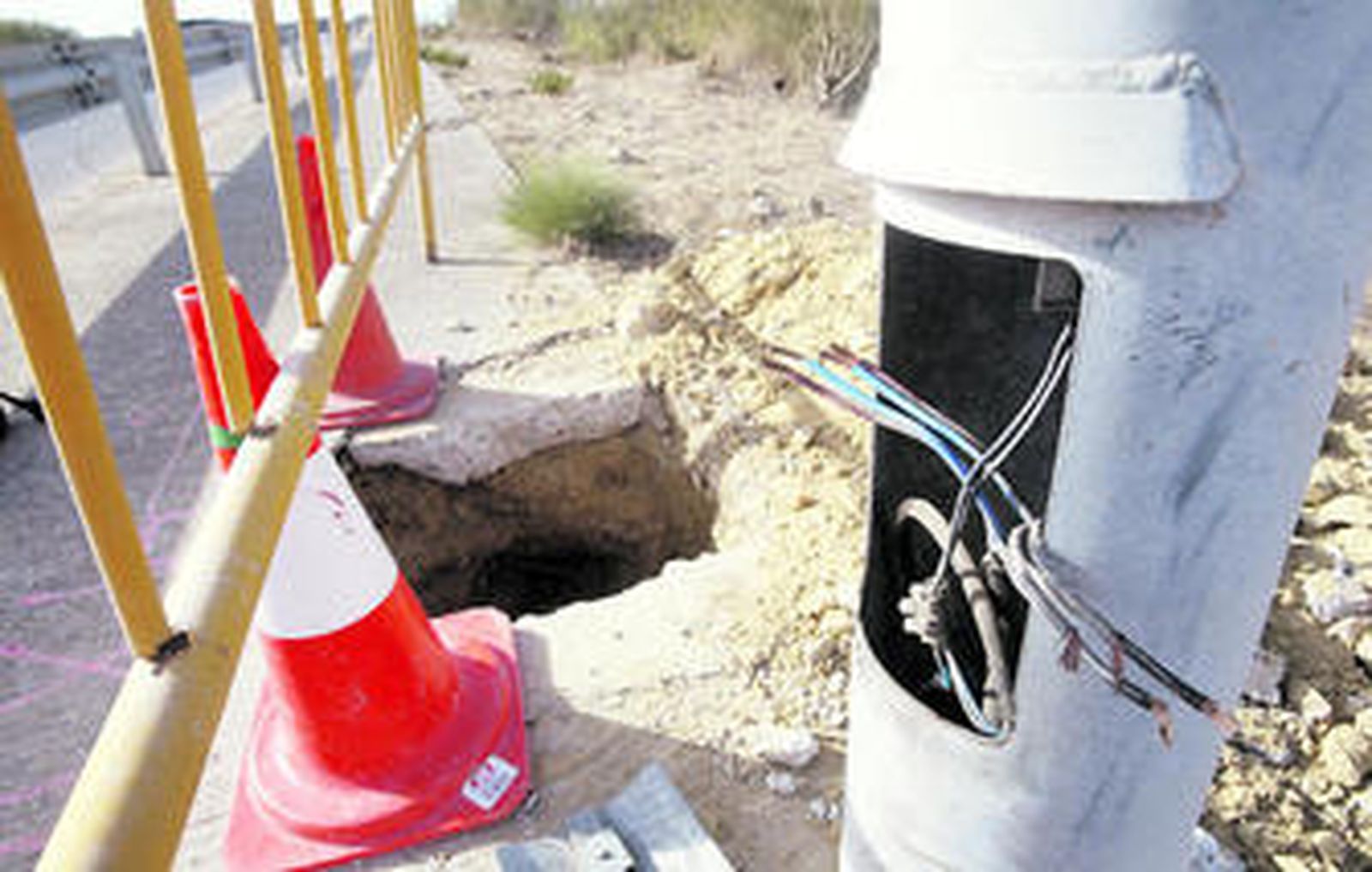 Farola con el cable cortado.