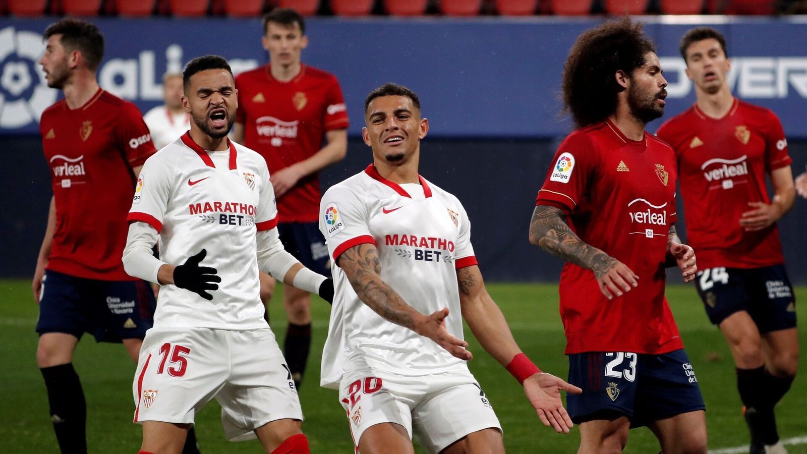 En-Nesyri y Diego Carlos lamentan una ocasión ante Aridane en el Osasuna-Sevilla que acabó 0-2.