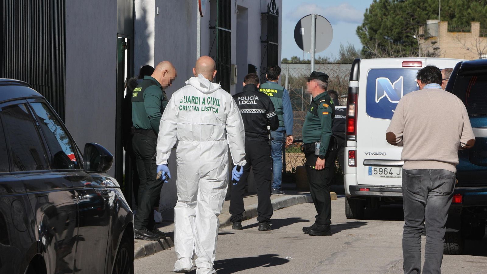 Guardias civiles y policías locales en el lugar de los hechos, el 12 de enero de 2023.