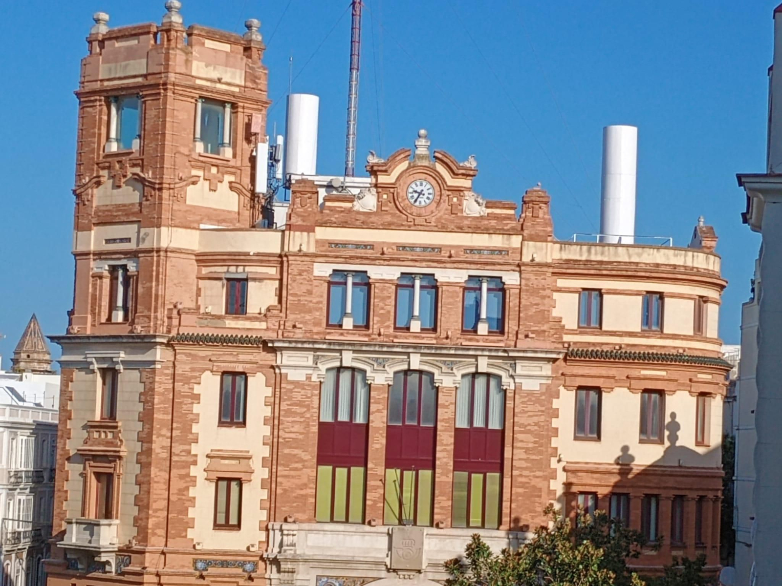 Ciclindros de protección sobre el edificio de Correos en el centro de Cádiz.