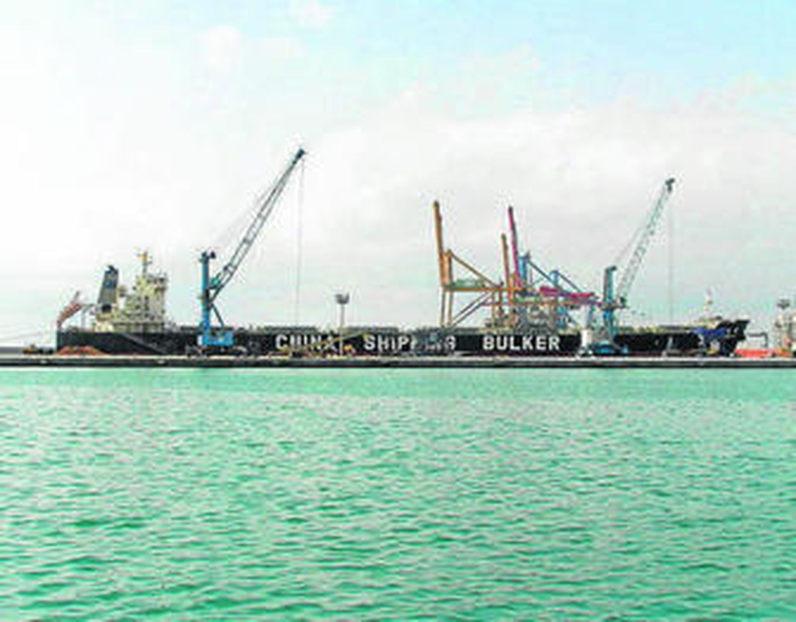 Buque de bandera china 'Feng Huang Feng' atracado ayer en el muelle siete.