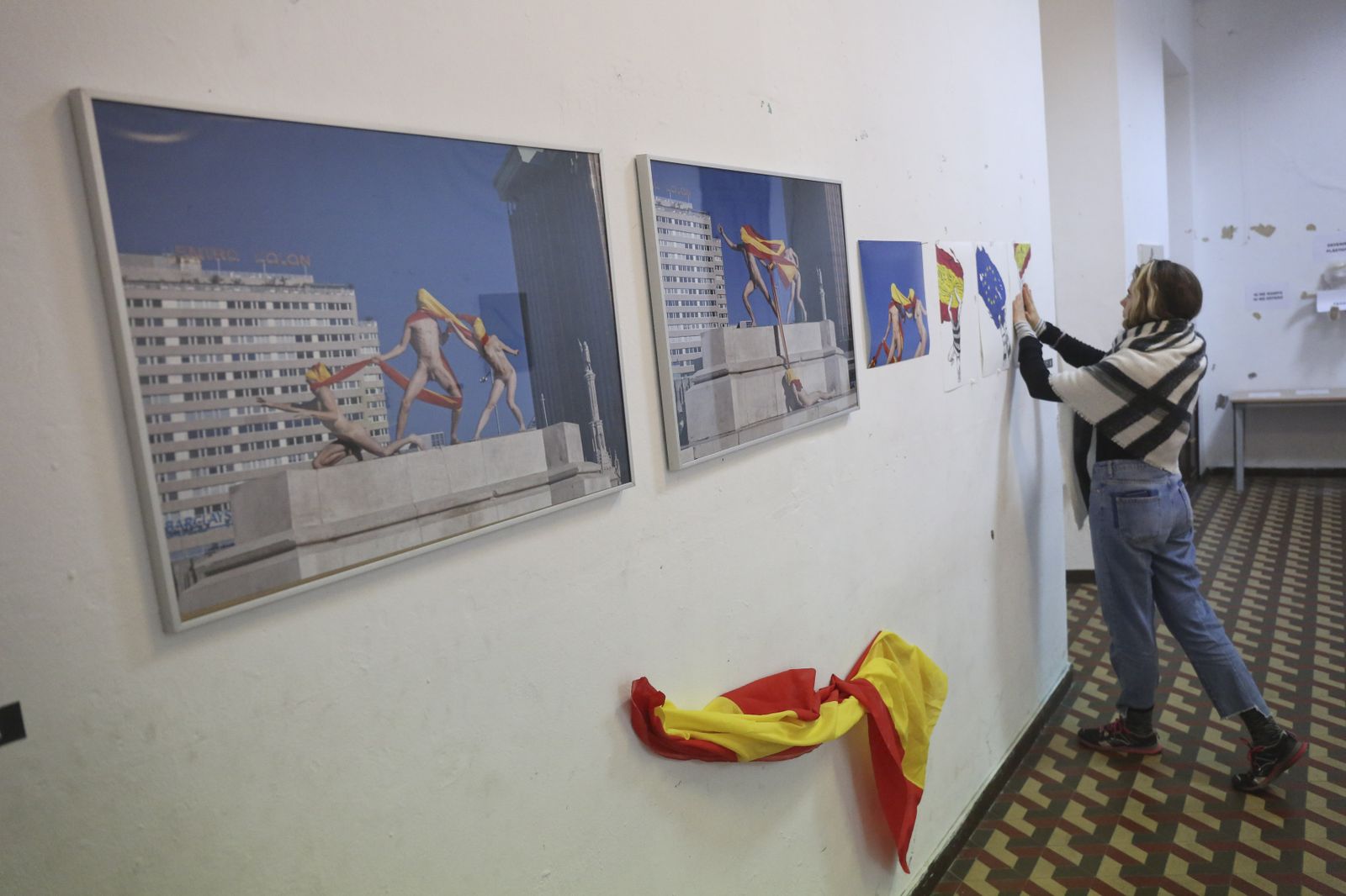 Fotografías de Byron Maher, con la enseña nacional, en la exposición de La Invisible.