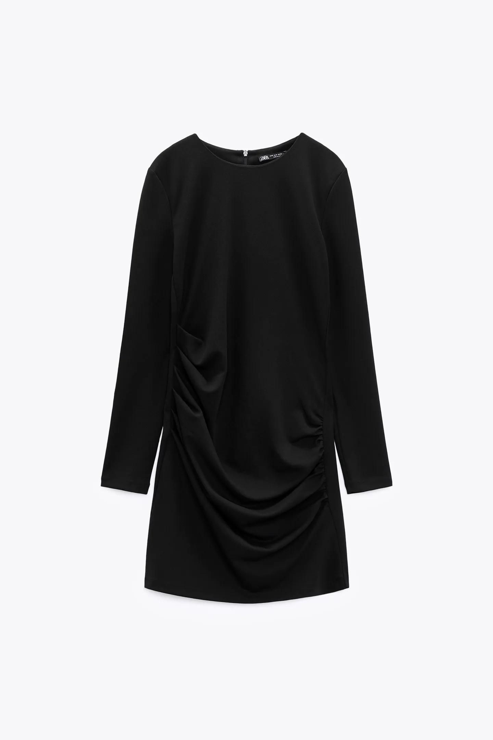 Vestido negro y drapeado de Zara.