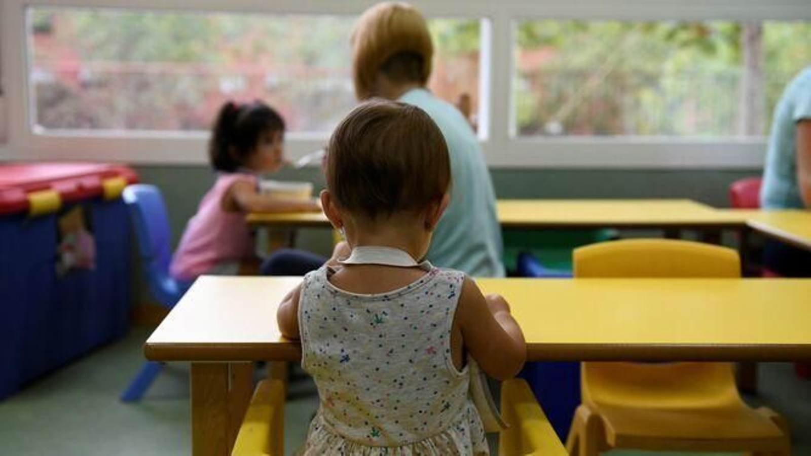 Alumnas y una maestra de una escuela infantil en una imagen de archivo.