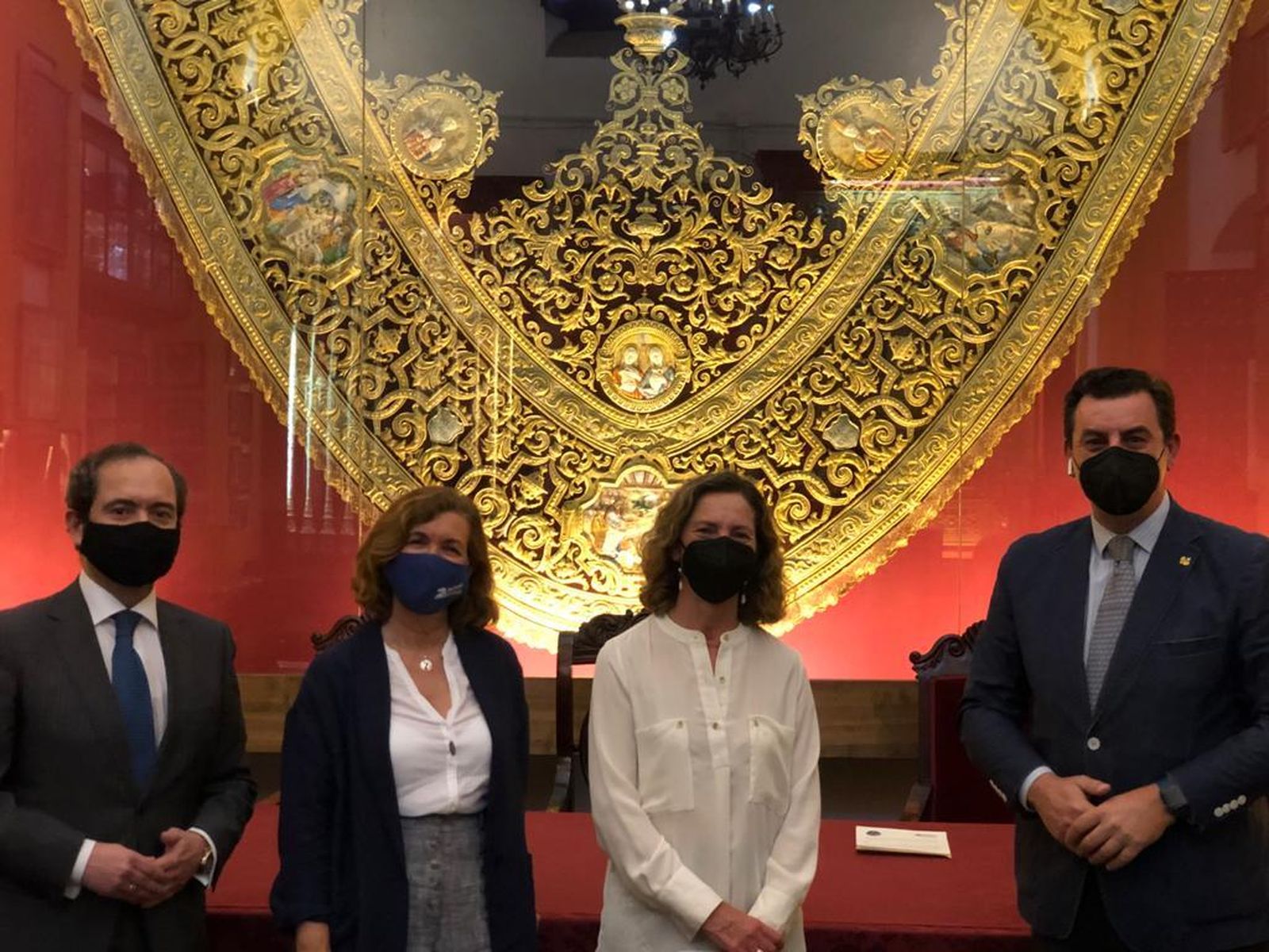 Representantes de ambas entidades en la casa de hermandad de los Estudiantes.