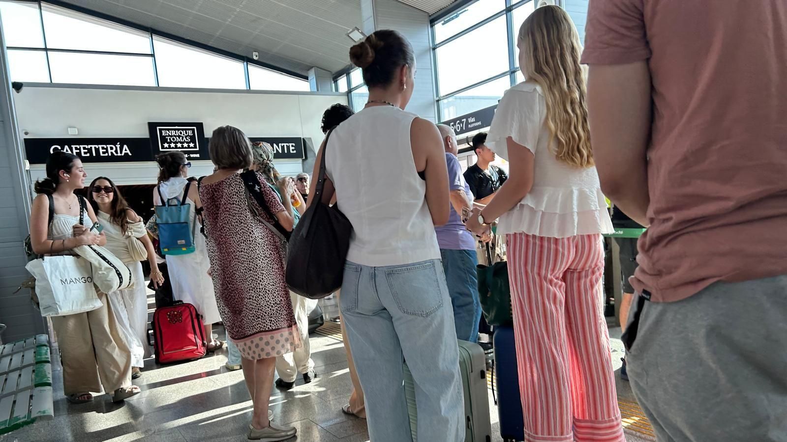 Viajeros esperan la salida de un AVE retrasado con motivo de la incidencia en una catenaria este martes en la Estación de Ferrocarril de Granada Viajeros esperan la salida de un AVE retrasado con motivo de la incidencia en una catenaria este martes en la Estación de Ferrocarril de Granada