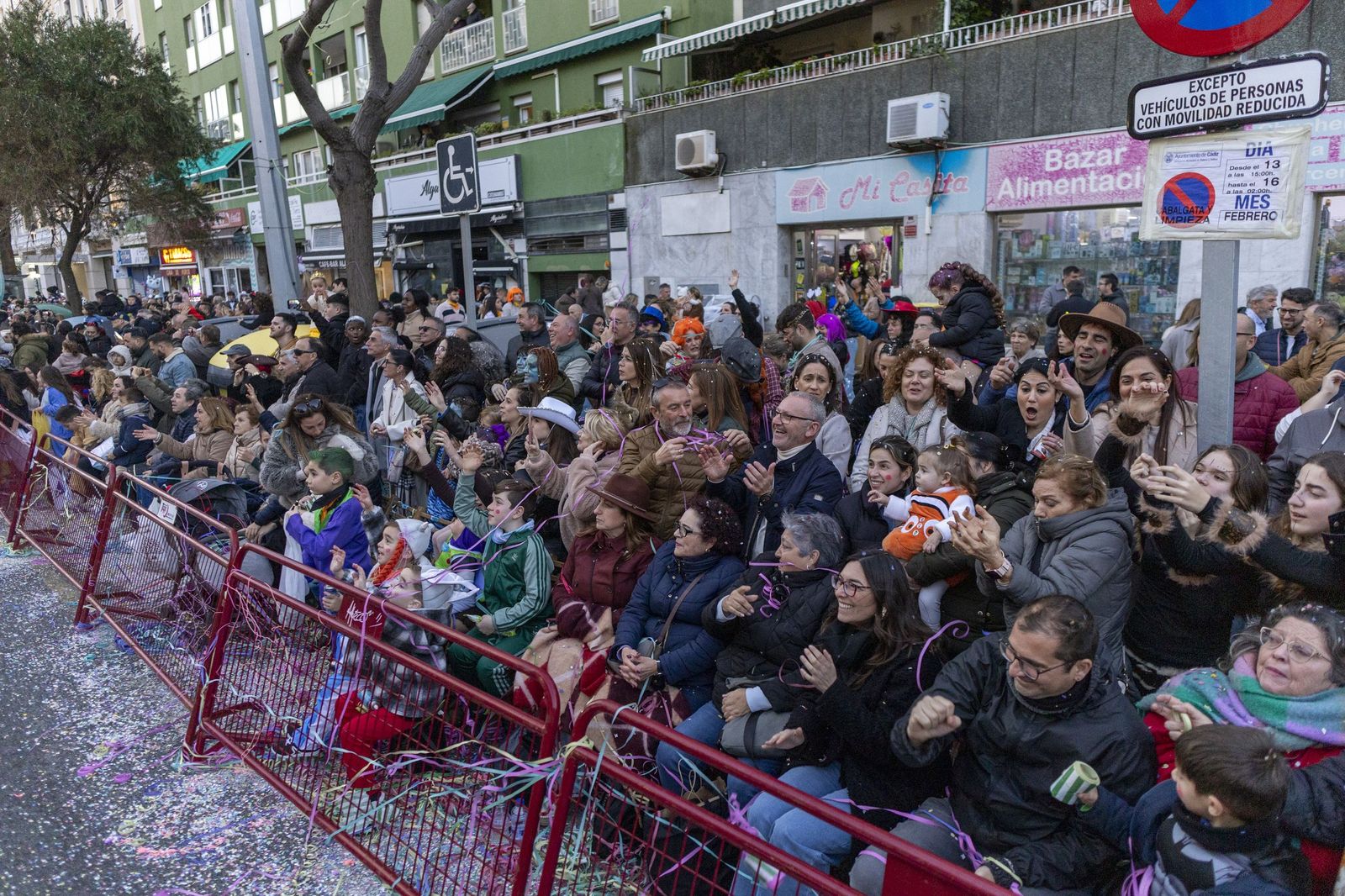 Las mejores imágenes de la Cabalgata del Carnaval de Cádiz 2026