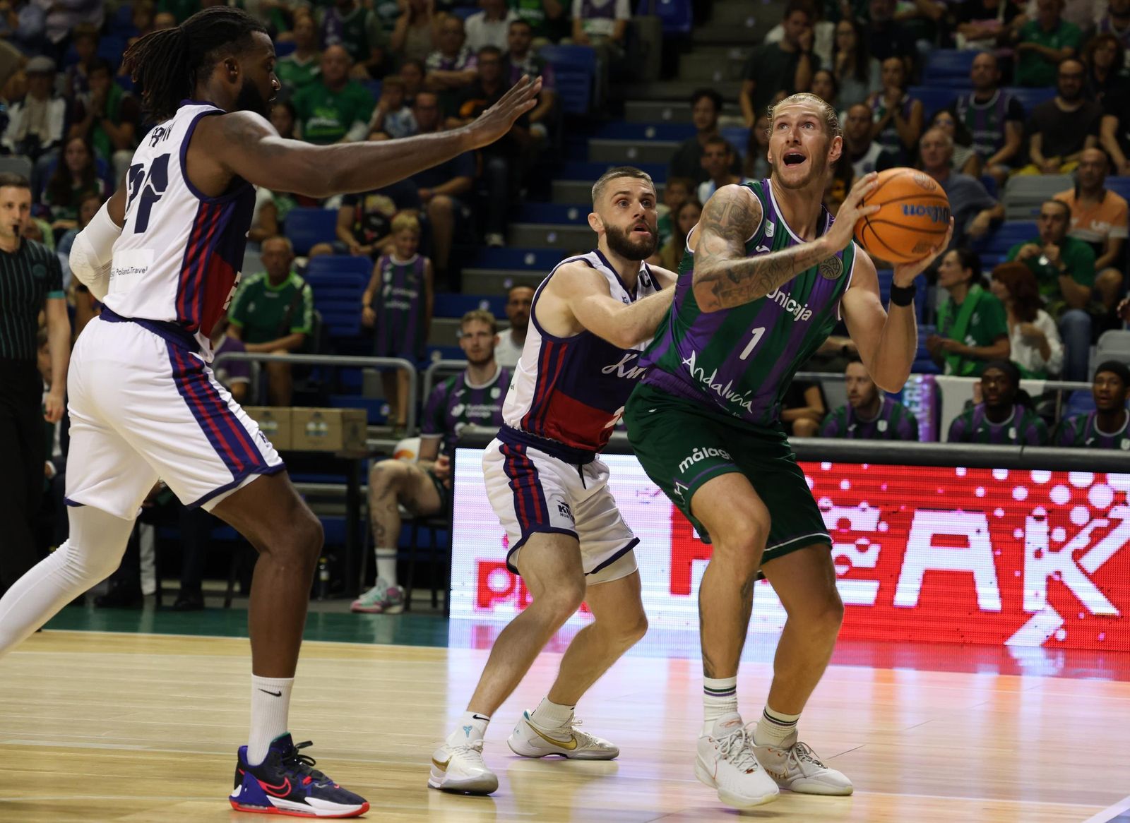 Osetkowski, ante el King Szczecin.