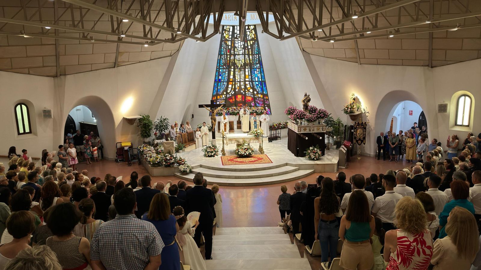 La iglesia parroquial de Nuesta Señora del Carmen, a rebosar en la santa misa de la patrona.