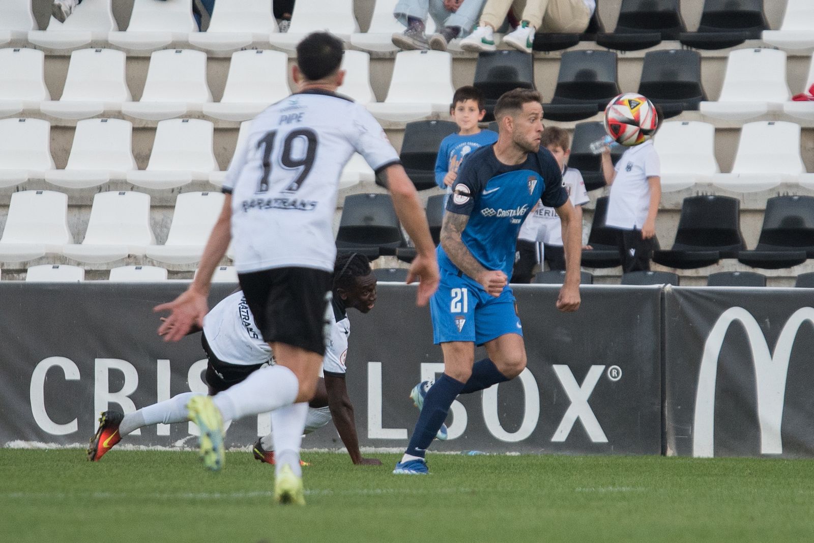 Nahuel con el balón en el partido ante el Almería.