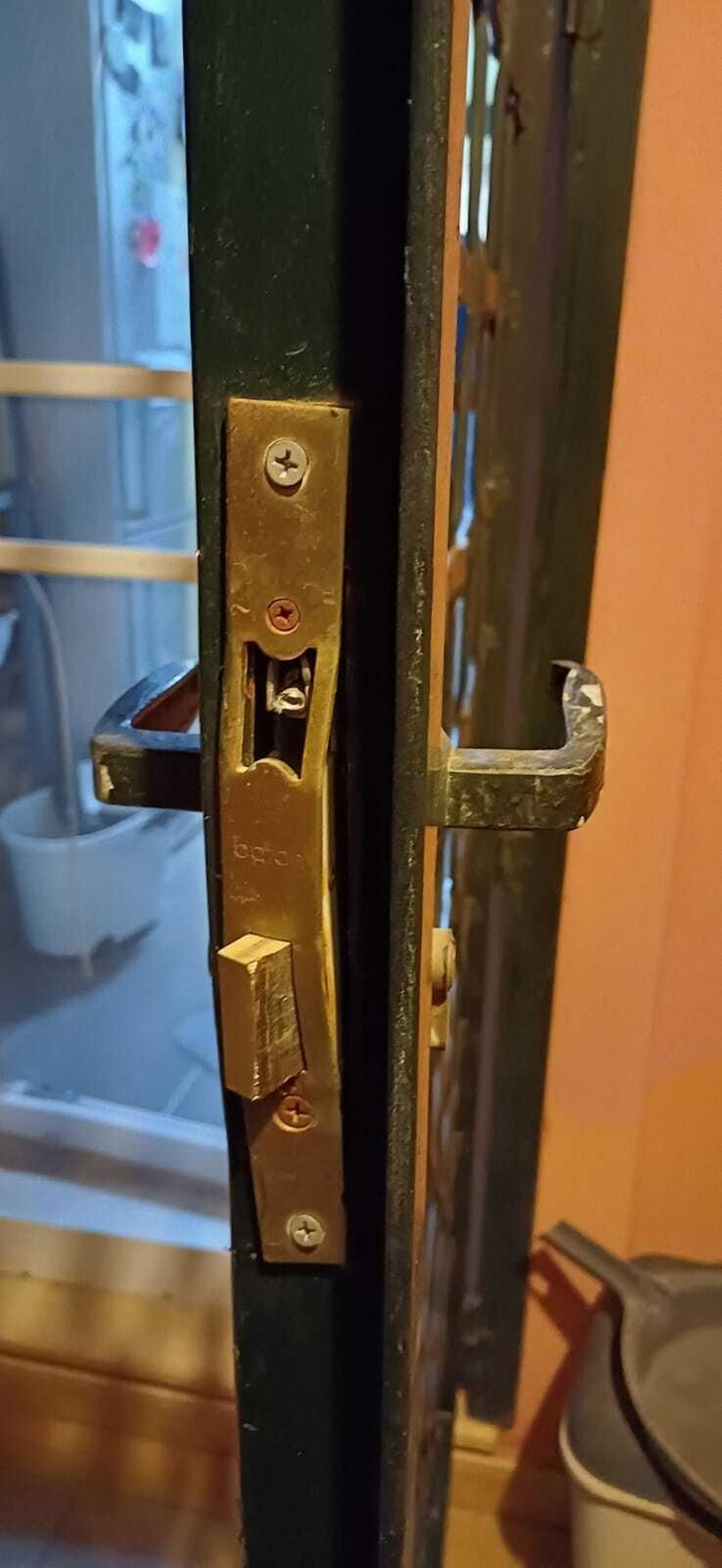 Cerradura reventada.