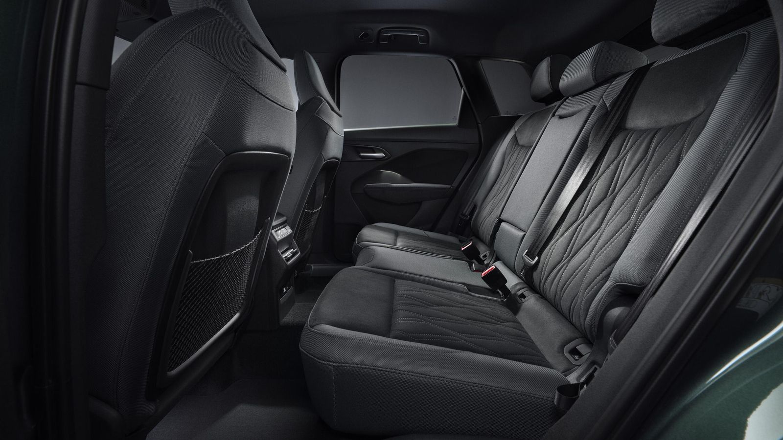 Audi no se ha olvidado de la modularidad interior y este SUV ofrece la regulación longitudinal de la banqueta posterior en dos partes, así como la reclinación del respaldo. Audi no se ha olvidado de la modularidad interior y este SUV ofrece la regulación longitudinal de la banqueta posterior en dos partes, así como la reclinación del respaldo.