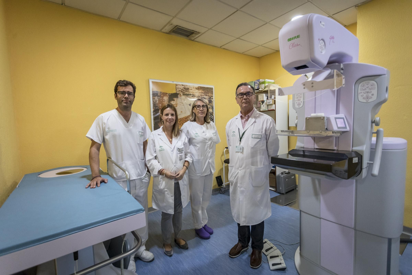 De izquierda a derecha, los radiólogos Rafael Reina y Soraya García, la técnico en Radiodiagnóstico Dolores Marín y José Paz junto al mamógrafo digital con tomosíntesis y la mesa prona.
