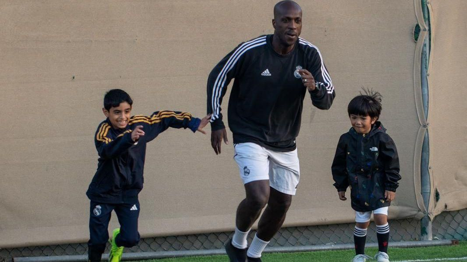 Chupe con dos pequeños en uno de sus programas de entrenamiento Chupe con dos pequeños en uno de sus programas de entrenamiento
