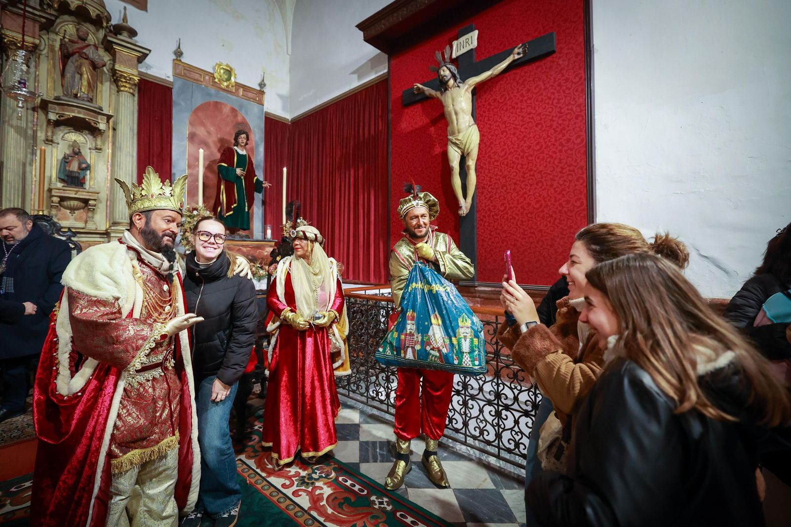 Imágenes de los Reyes Magos en Cádiz: muchas visitas oficiales en la mañana y todo listo para la Cabalgata por la tarde