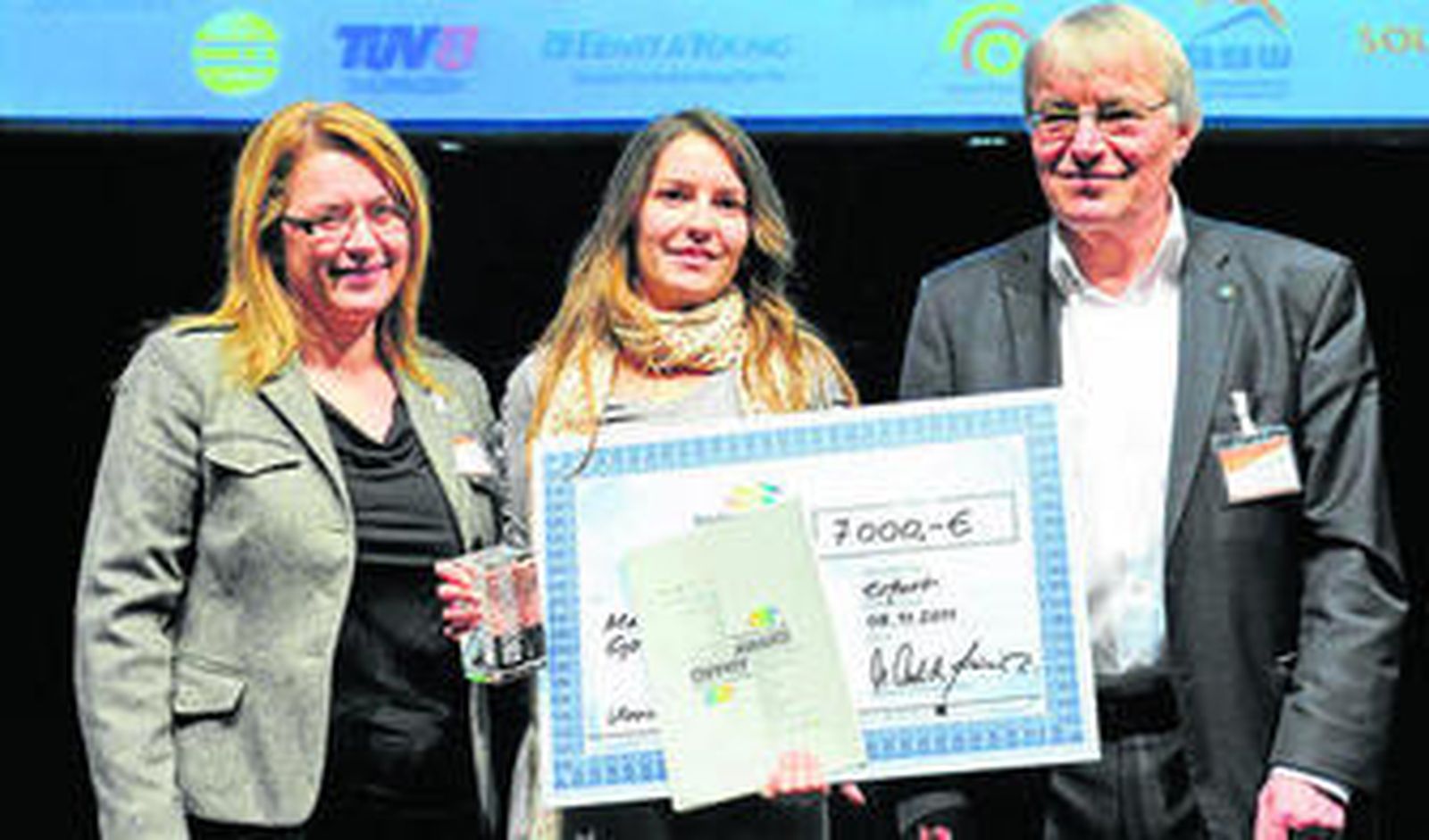 González, flanqueada por Eleni Despotou (EPIA) y Hubert Aulich (SolarInput).