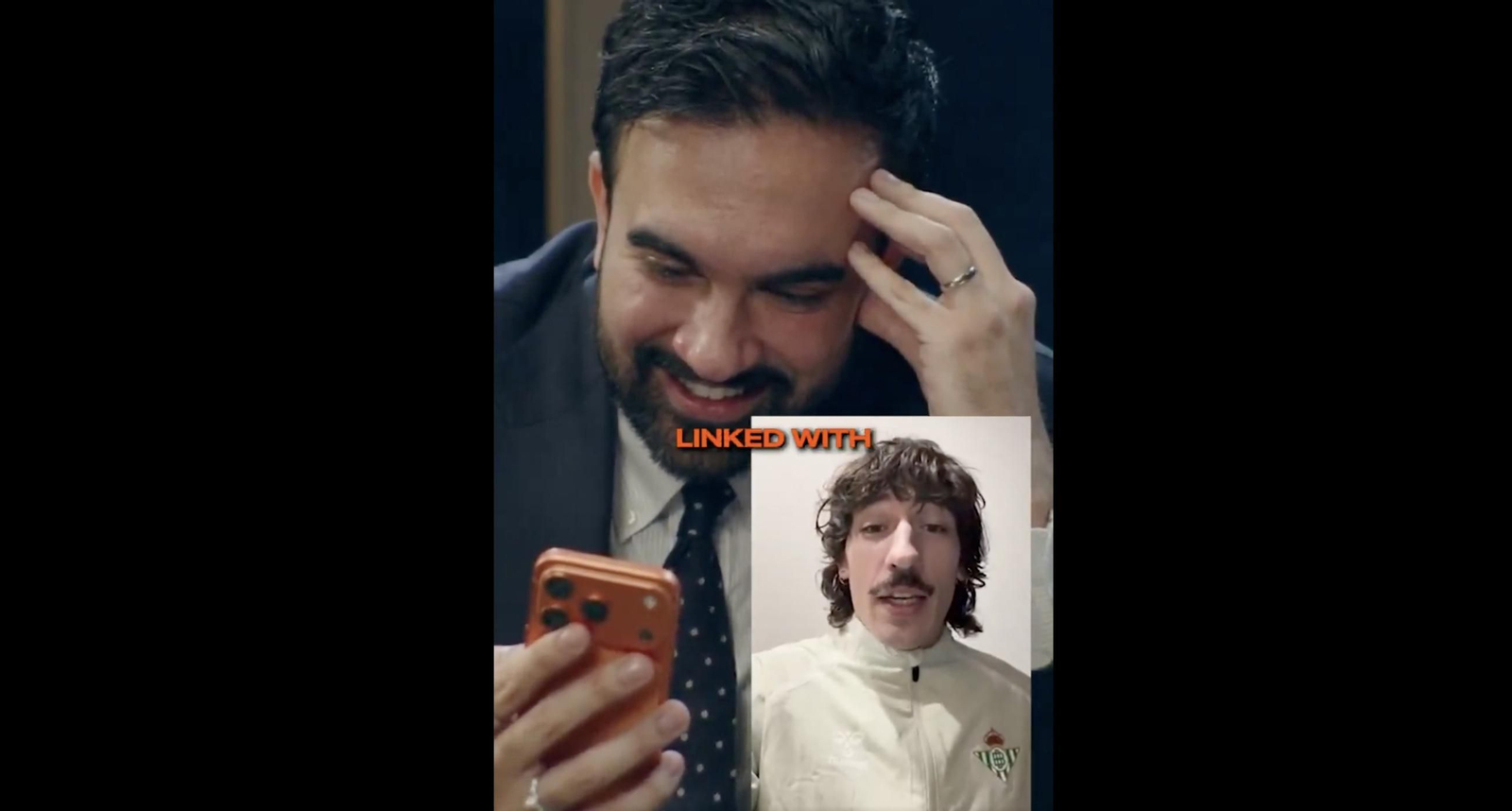 Zhoran Mamdani mientras ve y escucha el mensaje de Héctor Bellerín.