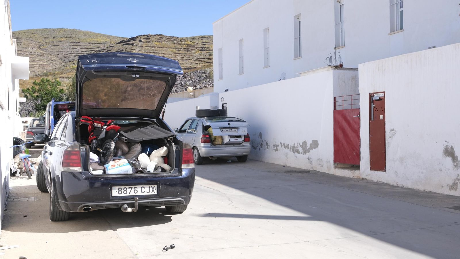 Juguetes, ropa y recuerdos de un hogar se reparten entre tres vehículos.