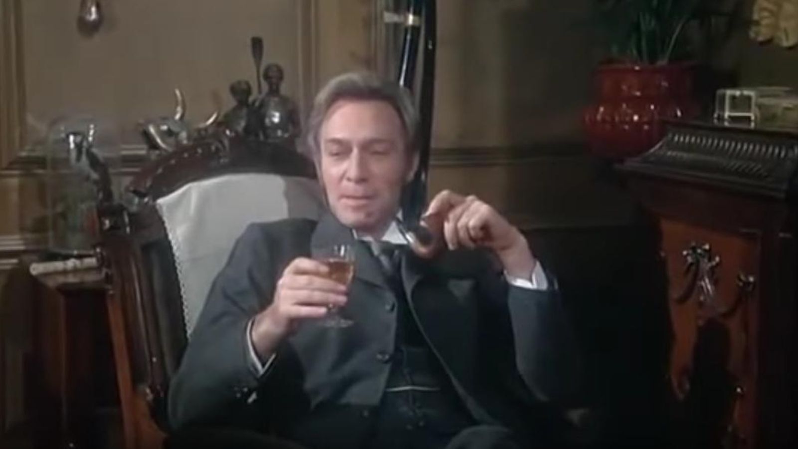 Christopher Plummer, como Holmes, en 'Asesinato por decreto' (1979).