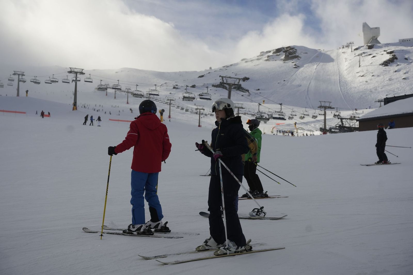 Imagen de archivo de esquiadores en las pistas de Sierra Nevada