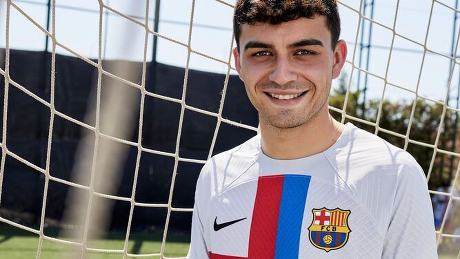 Pedri posa con la tercera camiseta del Barcelona.