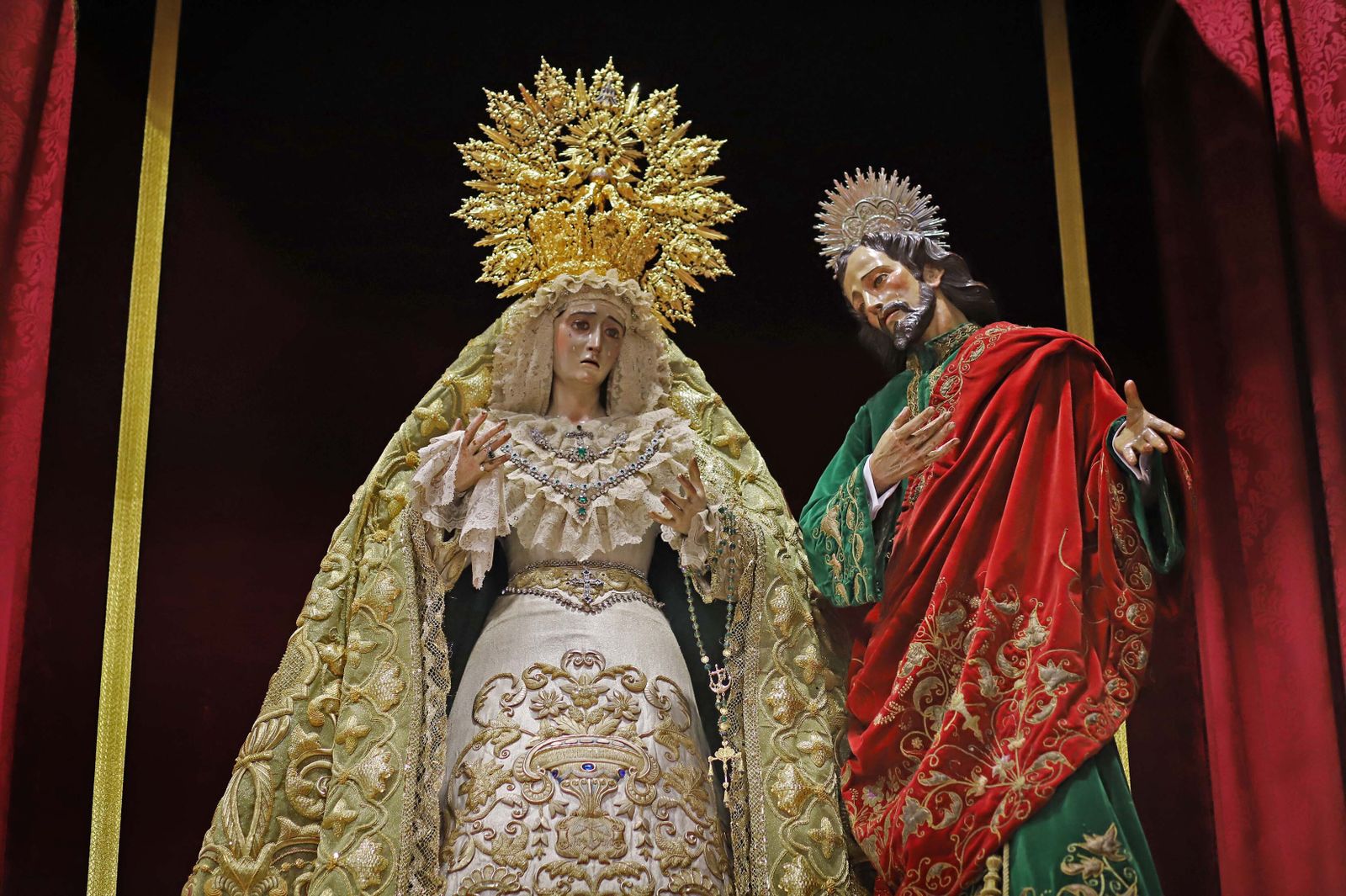 Nuestra Señora de la Esperanza de la Yedra Coronada acompañada de San Juan.