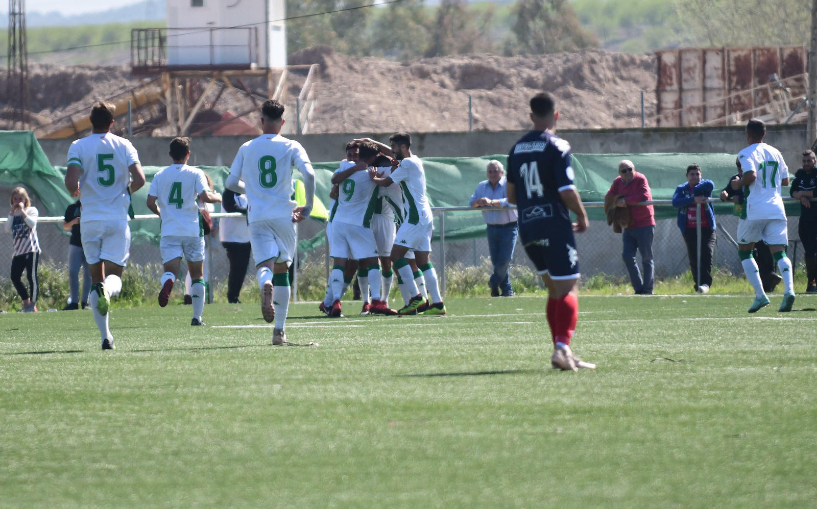 Los jugadores del Córdoba B celebran un gol ante el Algeciras.
