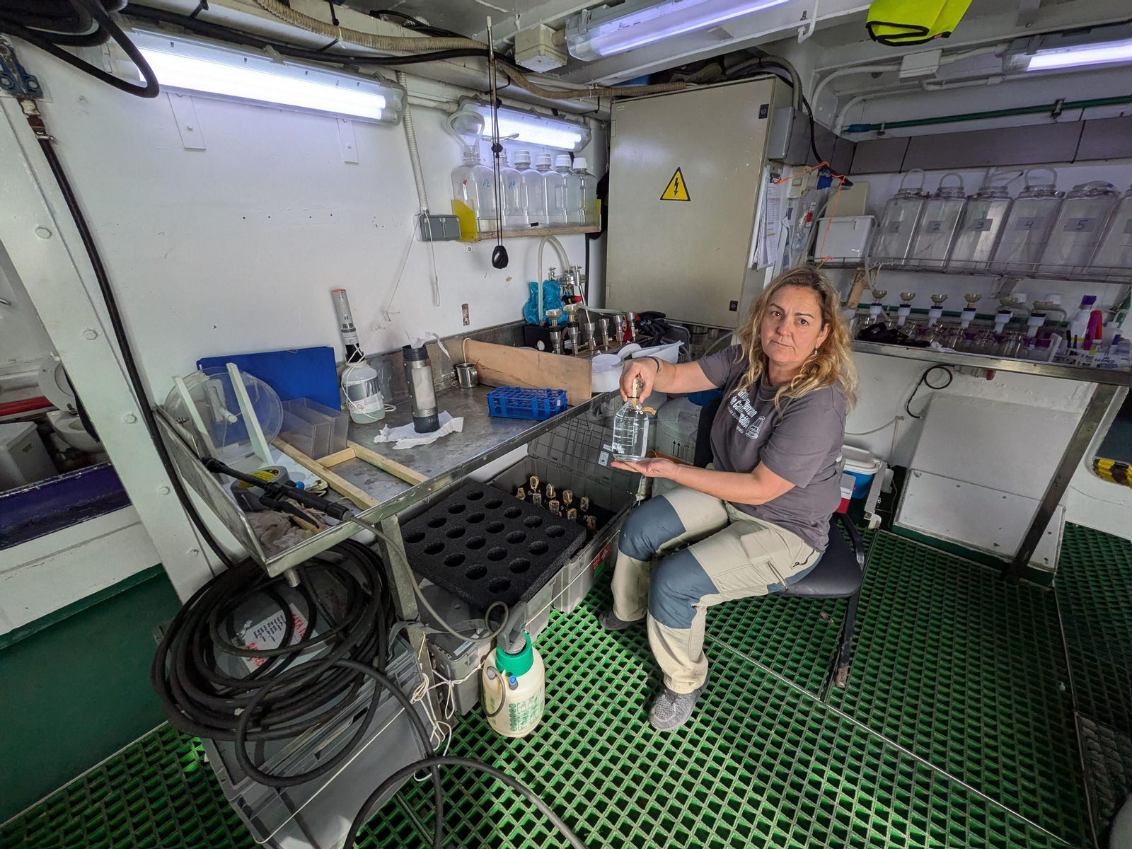 Cristina Alonso, responsable de la expedición, con los recipientes del muestro