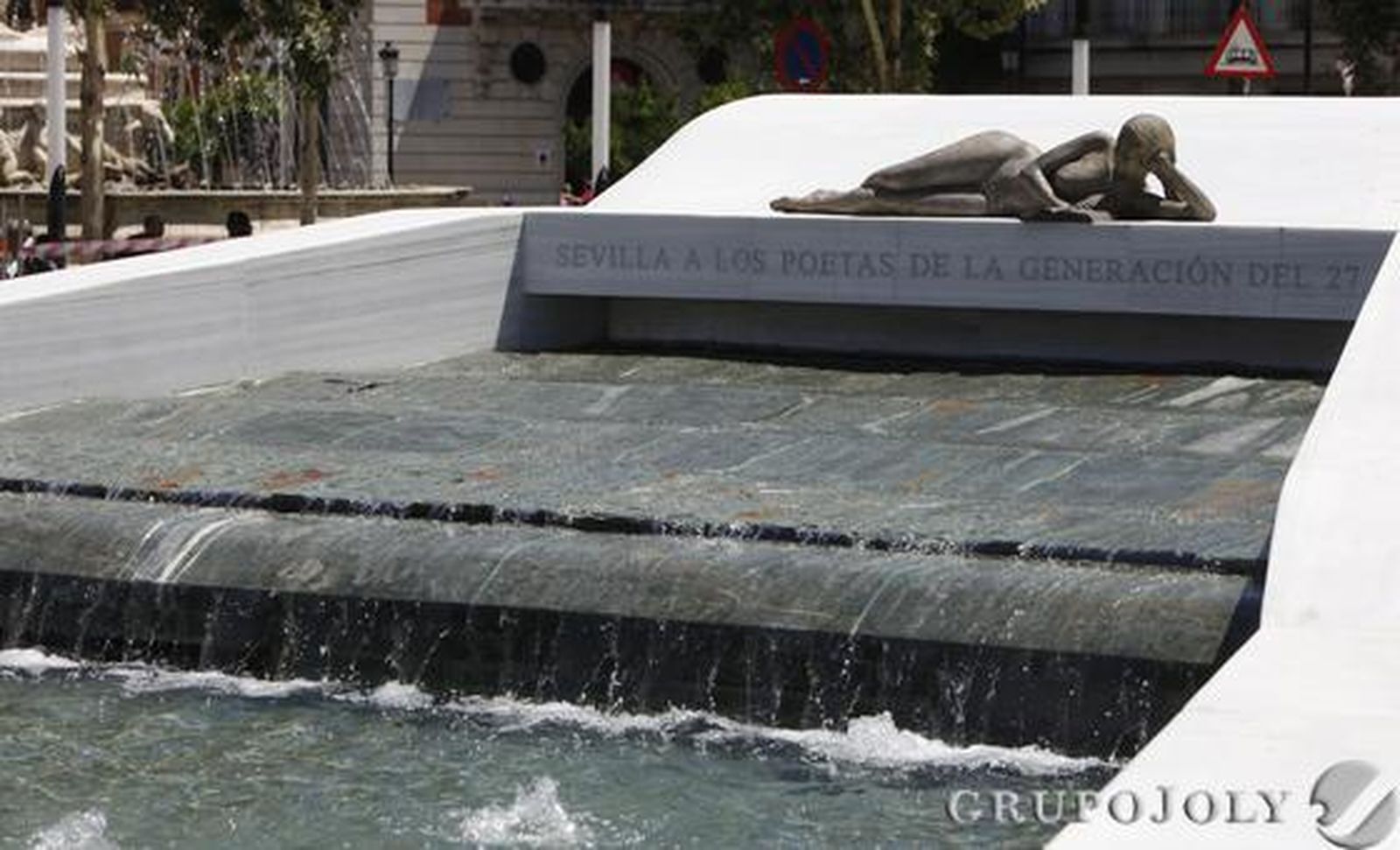 Fuente a los poetas del 27. La escultura de la musa de la poesía corona la nueva fuente del Cristina de mármol de Macael y pizarra verde.  Foto: José Ángel García
