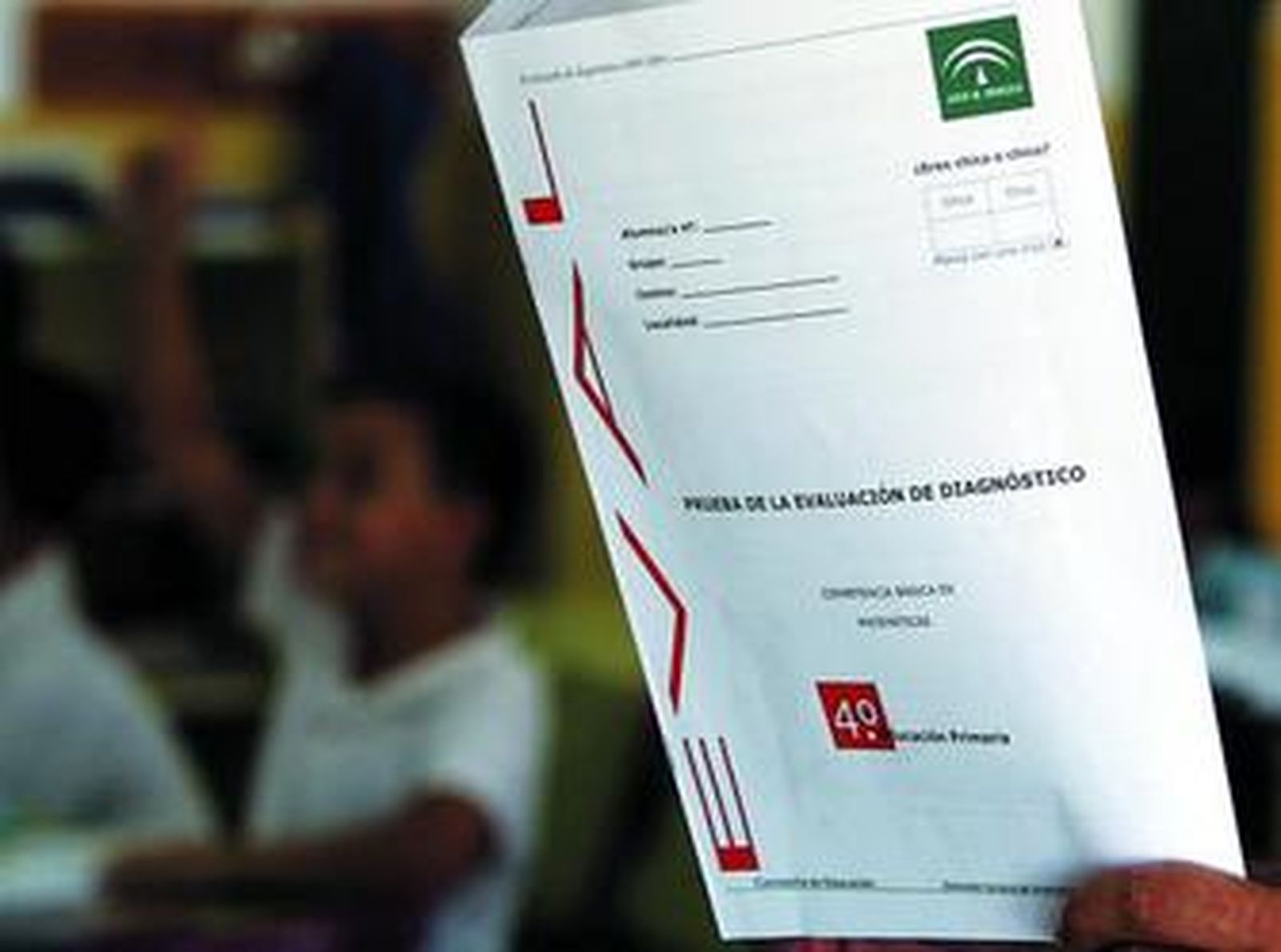 Un alumno de quinto de Primaria del colegio Campo del Sur sostiene el cuadernillo de Matemáticas.