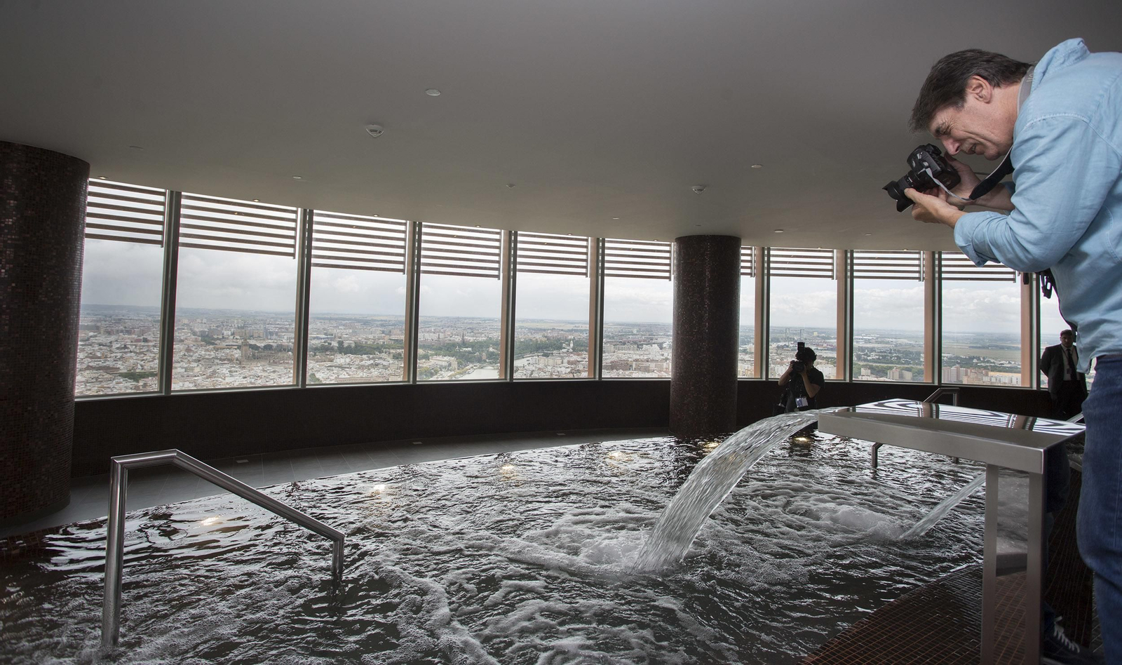 La visita a la planta con spa de la Torre Sevilla, en imágenes