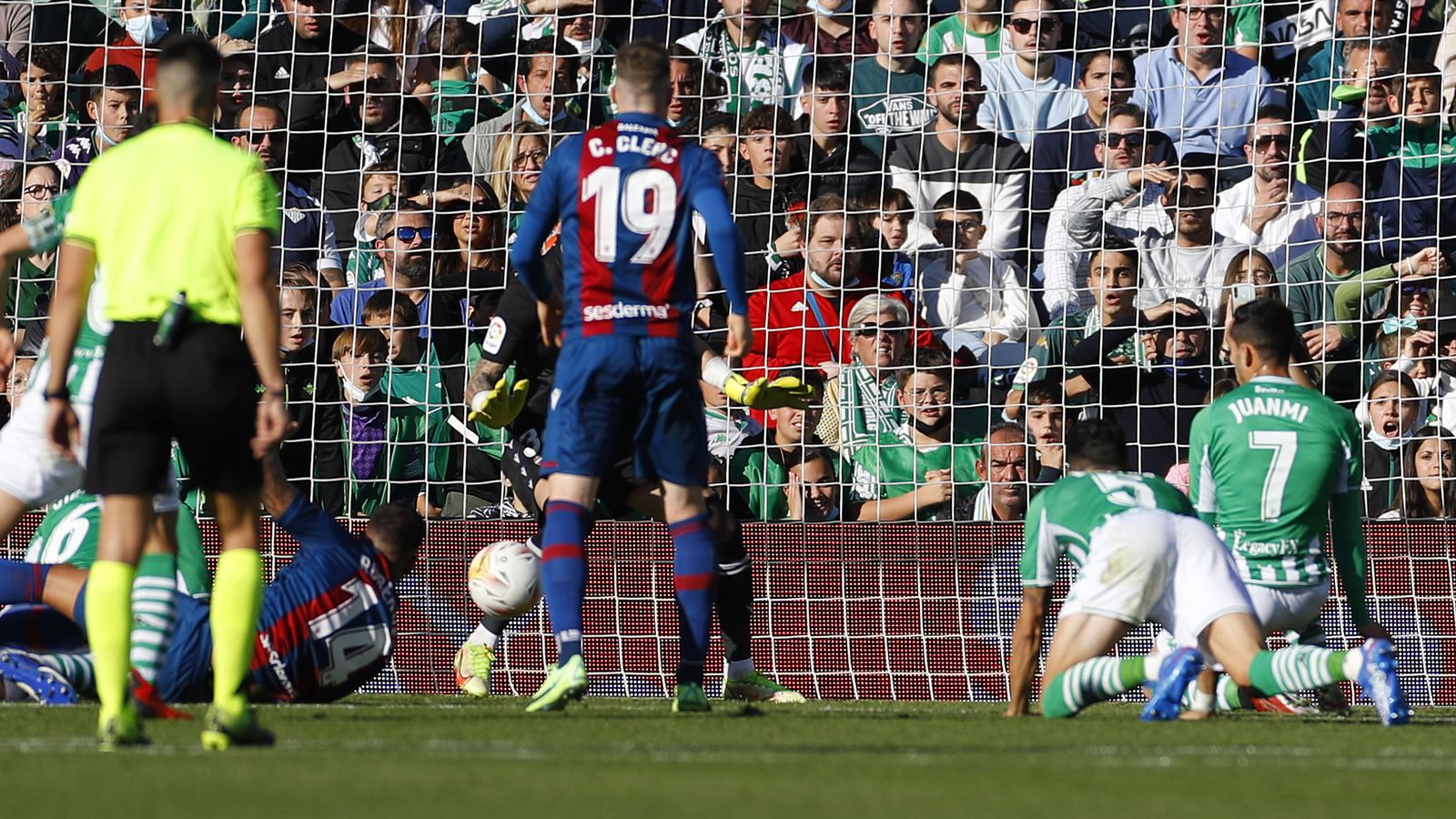 Juanmi llega al área pequeña para firmar el 2-1.
